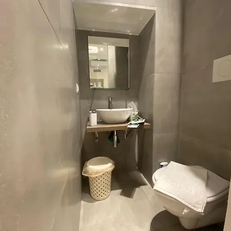 Amare House باري